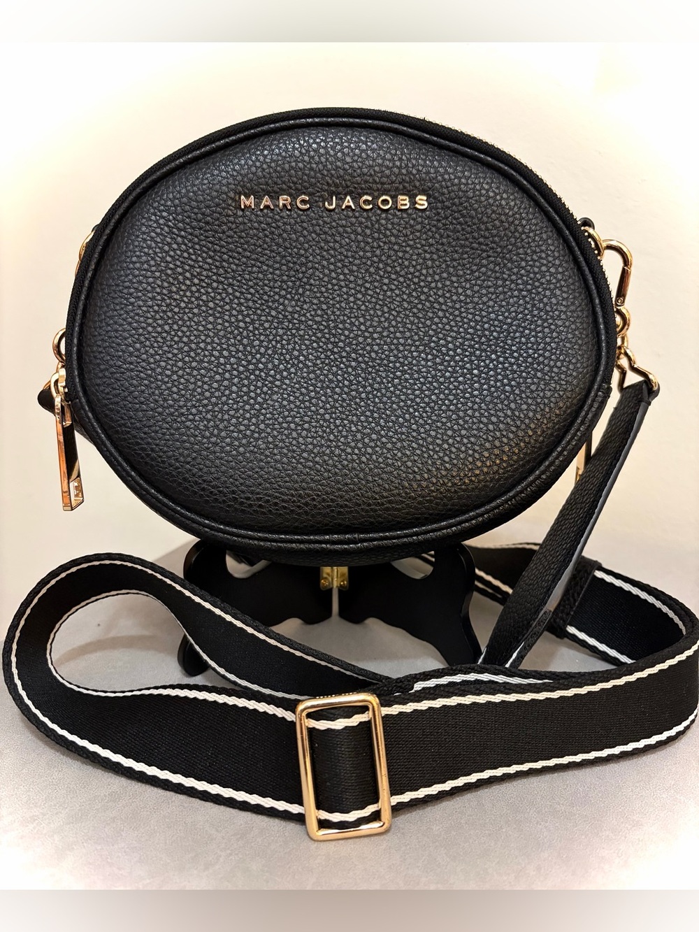 Marc Jacobs The Rewind Double Zip Crossbody Bag Clutch in Black Pebbled Leather.